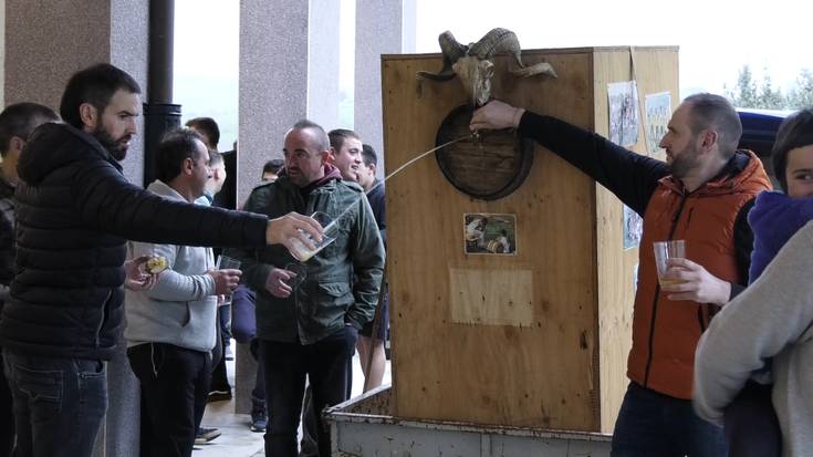 Sagardoak eta bertsoek erakarrita, jende mordoxka bildu da Baliarrainen