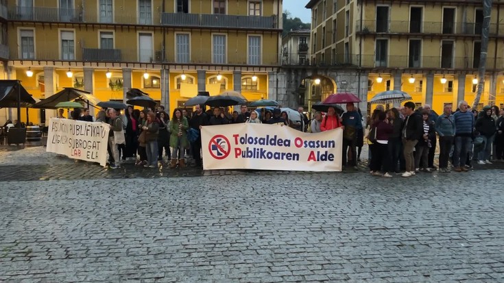 Elkarretaratzea egin dute osasungintza publikoaren alde Asuncion Klinikako langileek deituta