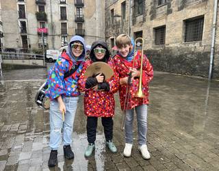 Musika eskolako ikasle bandaren kalejira irudietan