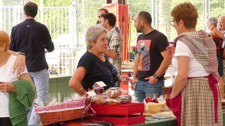 Denetariko produktuak erosteko aukera izan da  azoka berezian