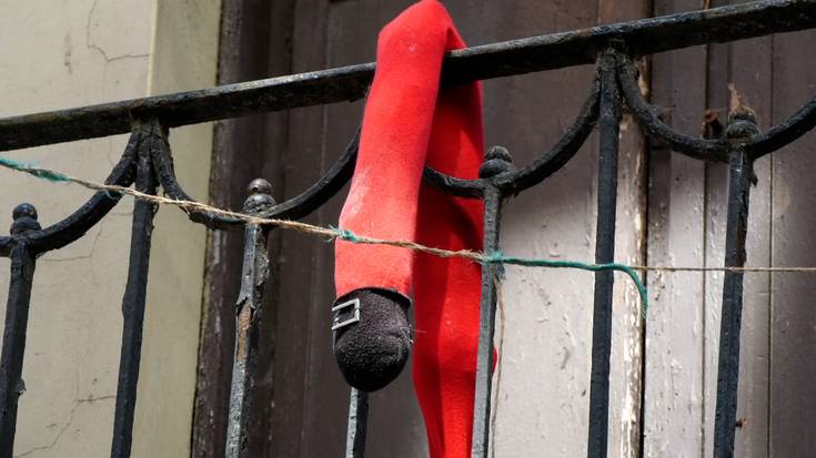 Errementari kaleko marionak hautsi dituzte