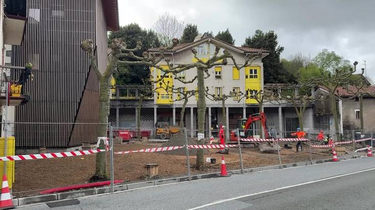 Irurako Herriko Plaza oinezkoentzat egokitzeko lanak martxan