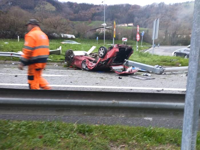 Pertsona bat zendu da N-1ean zirkulazio-istripu batean
