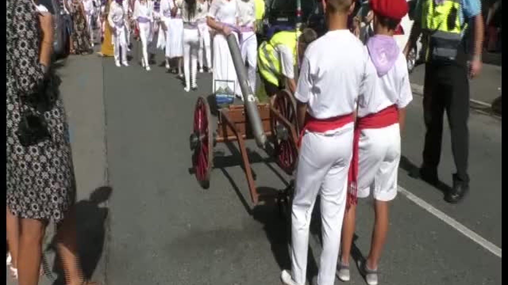 Haurren danborradarekin disfrutatu dute festen bigarren eguneko goizaz