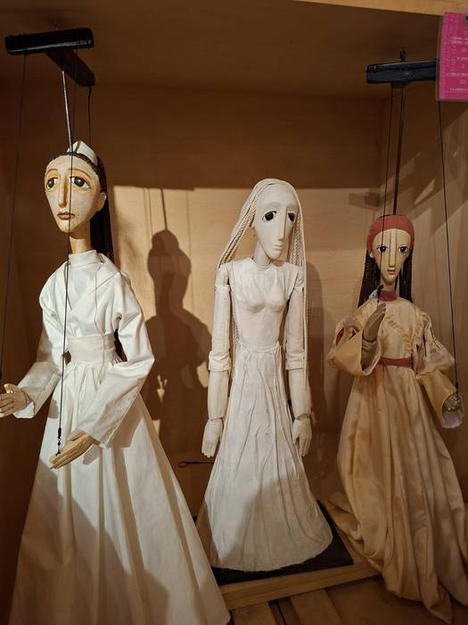 Emakumeek egindako eta emakumeek zuzendutako ikuskizunetan erabilitako txotxongiloen erakusketa