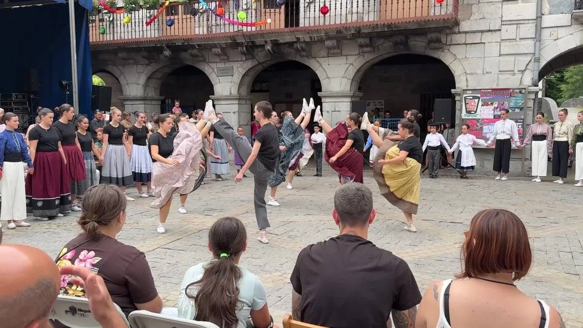 Sutarri dantza taldeak emanaldia egin du Karmen egunean