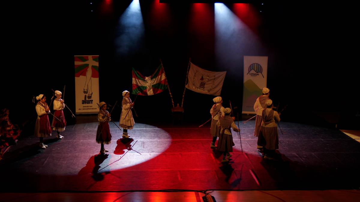 Alurr Dantza Taldeko haur eta gazteek ikuskizuna eskaini dute