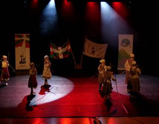 Alurr Dantza Taldeko haur eta gazteek ikuskizuna eskaini dute