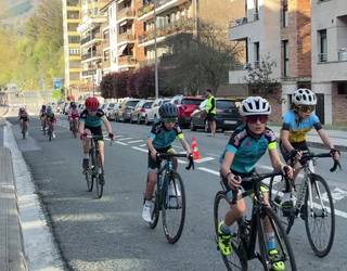 Eskolarteko lasterketa txirrindulari gazteen artean