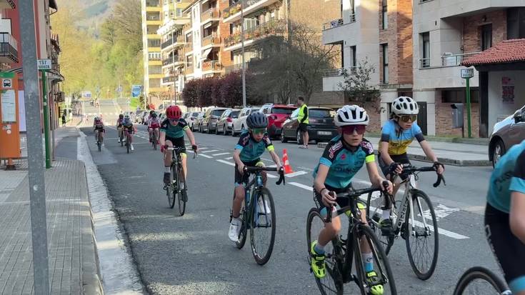 Eskolarteko lasterketa txirrindulari gazteen artean