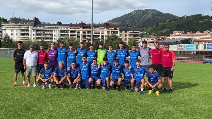 Tolosa C.F.  gizonezkoen lehen taldea denboraldia hasteko prest