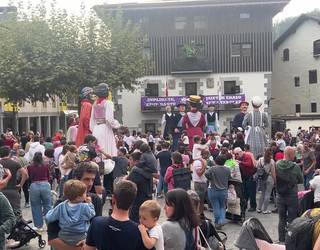 Irura jendez bete da lehen aldiz antolatu duten Erraldoi topaketan