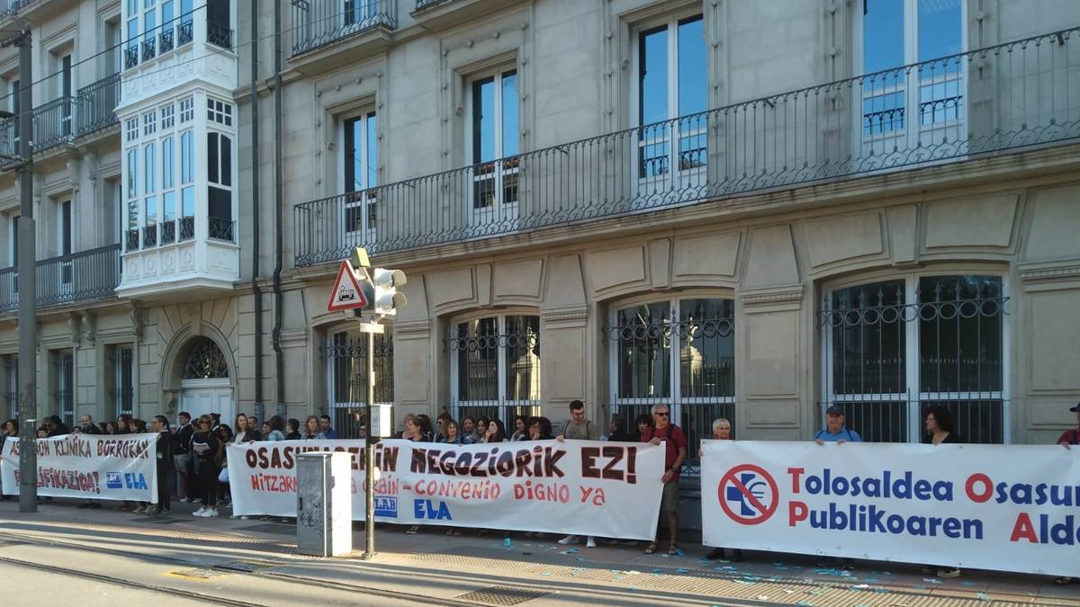 Asuncion klinikako langileak Gasteizko Legebiltzarraren aurrean mobilizatu dira