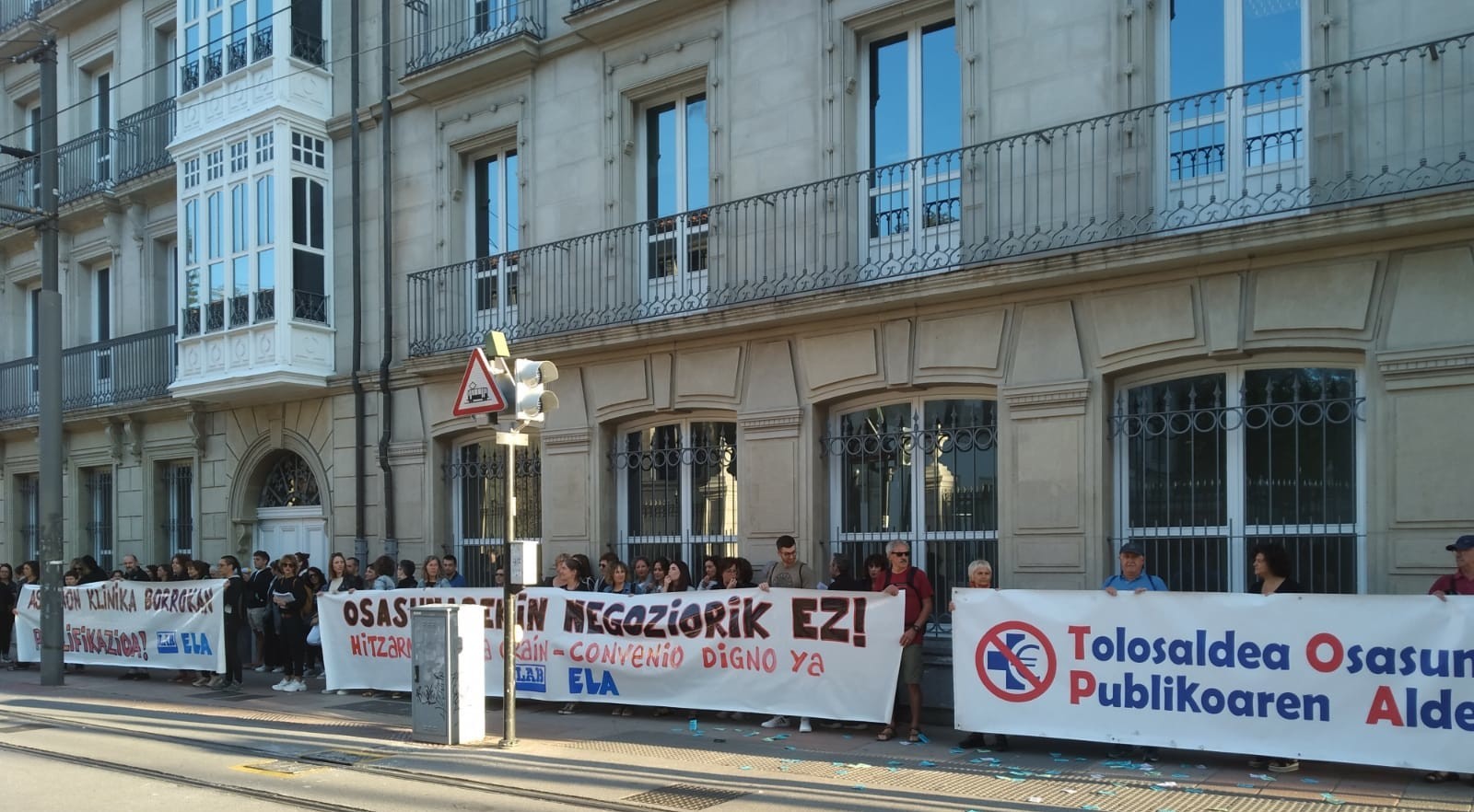 Asuncion klinikako langileak Gasteizko Legebiltzarraren aurrean mobilizatu dira