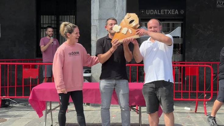 Irrintzi Elkarteak irabazi du Villabonako azoka berezian burutzen duten Isats lehiaketa