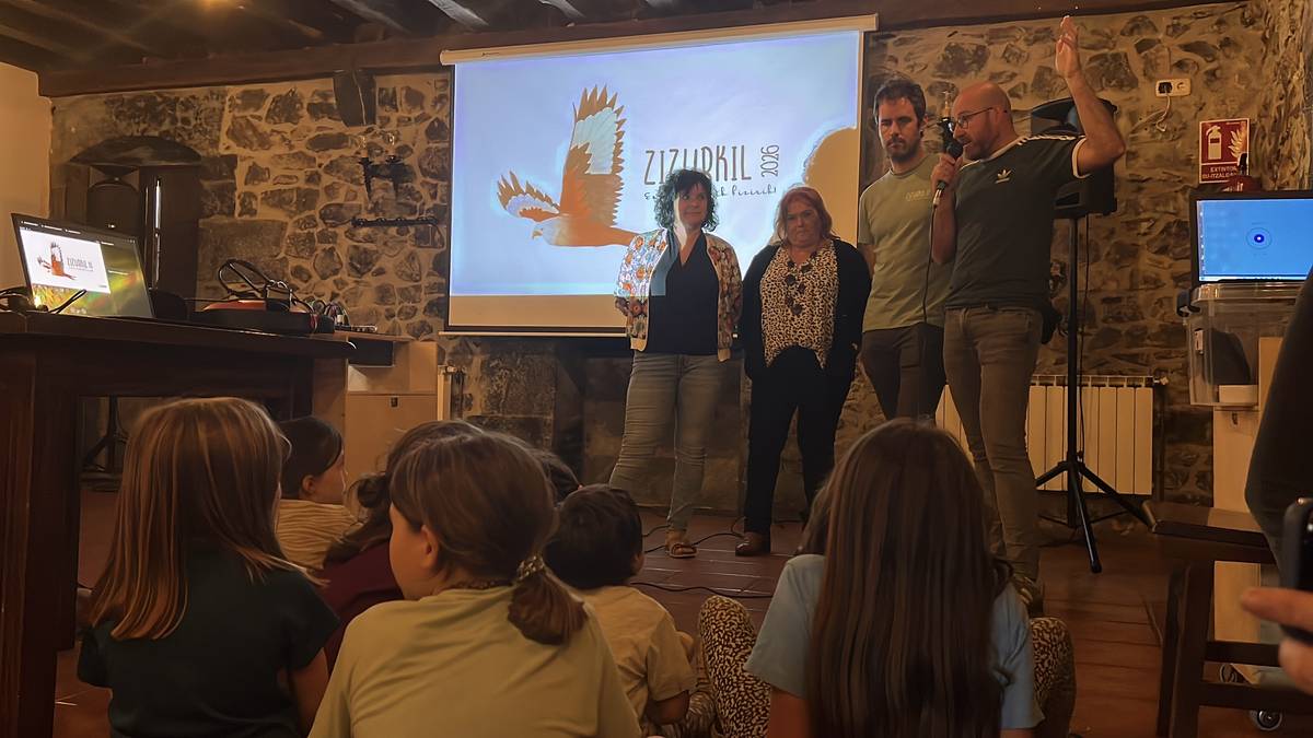 Eskola txikien festako "Mendigain Gainean Hegan" kantua aurkeztu dute