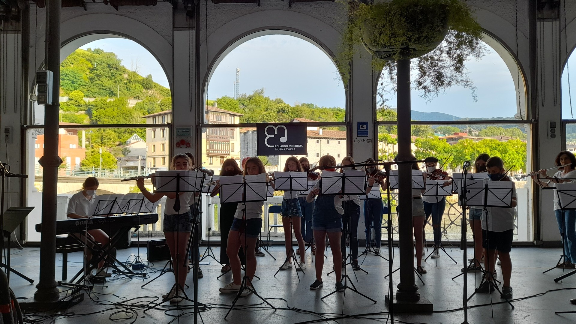 Musika Eskolako ikasleen lana plazara