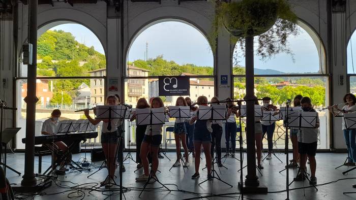 Musika Eskolako ikasleen lana plazara