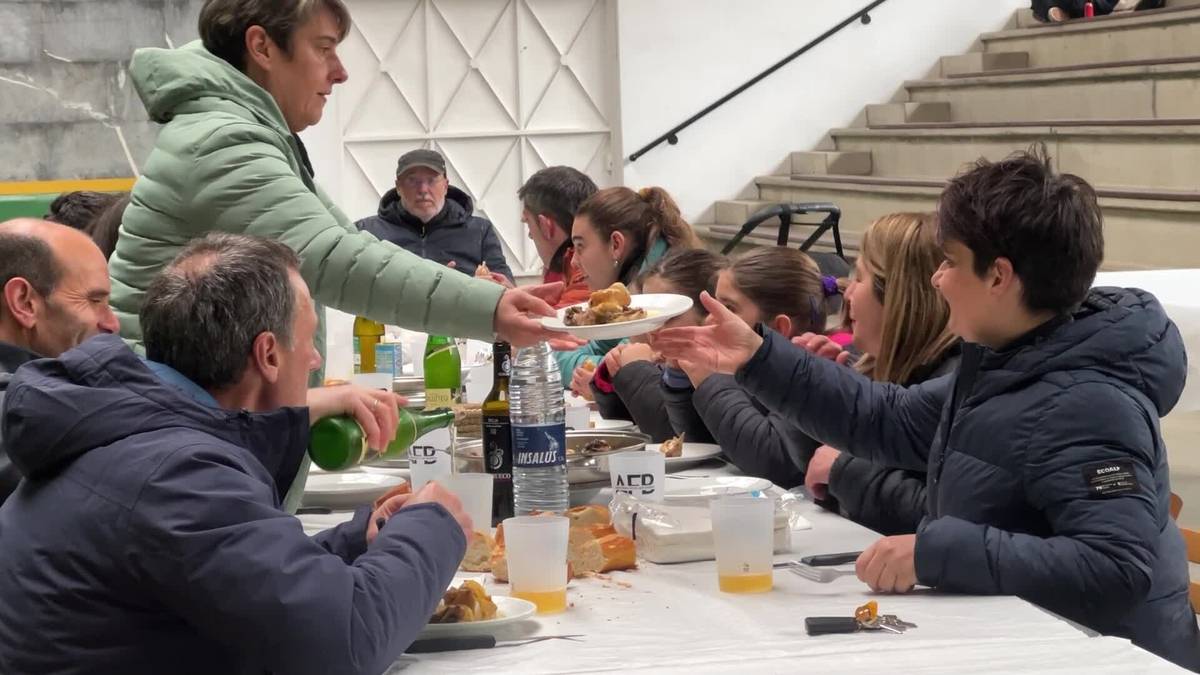 Korrika pasa da eta bazkari batekin ospatu dute Albizturren