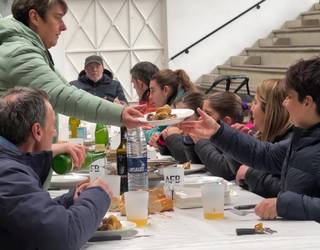 Korrika pasa da eta bazkari batekin ospatu dute Albizturren