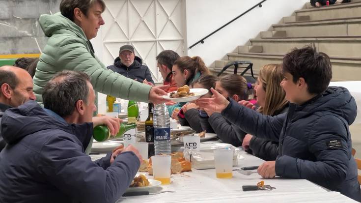 Korrika pasa da eta bazkari batekin ospatu dute Albizturren