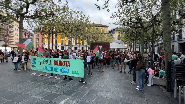 Palestinaren alde elkartasuna adieraziz, dozenaka lagun  elkartu dira eguerdian Trianguloan egindako elkarretaratzean
